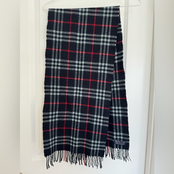 BURBERRY’s NAVY SCARF 100% CASHMERE - Picture 1 of 6